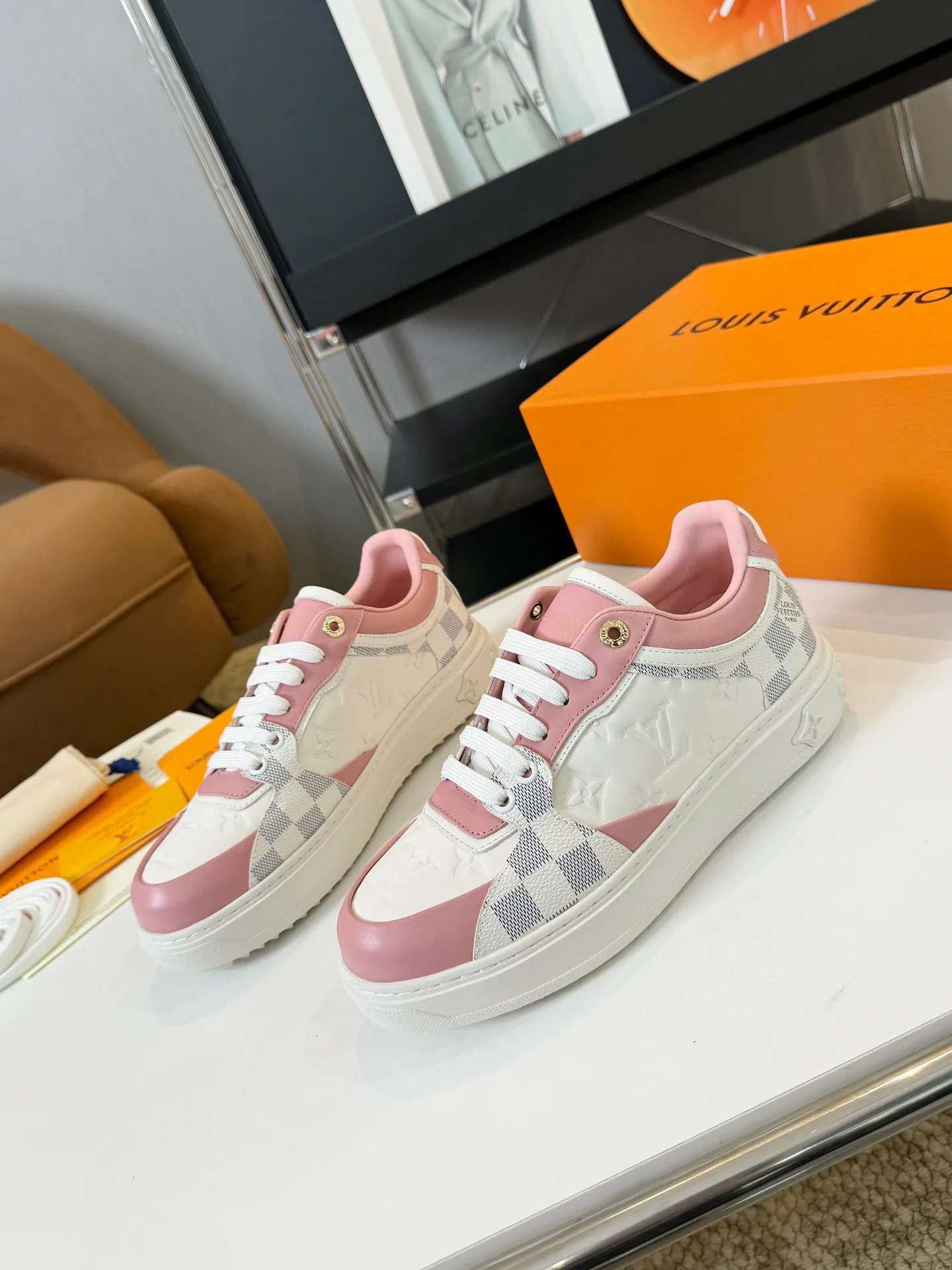 Men's Men's Shoes 💰💰660 Women's LV [Beverly Hills Sports Shoes Series] This Beverly Hills sports shoes are made of grained cow leather with Damier pattern, echoing the current season's leather goods series. The thick rubber outsole is lightweight, and an embossed Louis Vuitton logo adds a branding touch. Padded insole and technical fabric lining enhance comfort.  Detailed Features ♛ Embossed grained cowhide leather ♛ Ultra-lightweight rubber outsole ♛ Louis Vuitton logo on tongue and outsole ♛ Size: 35-40